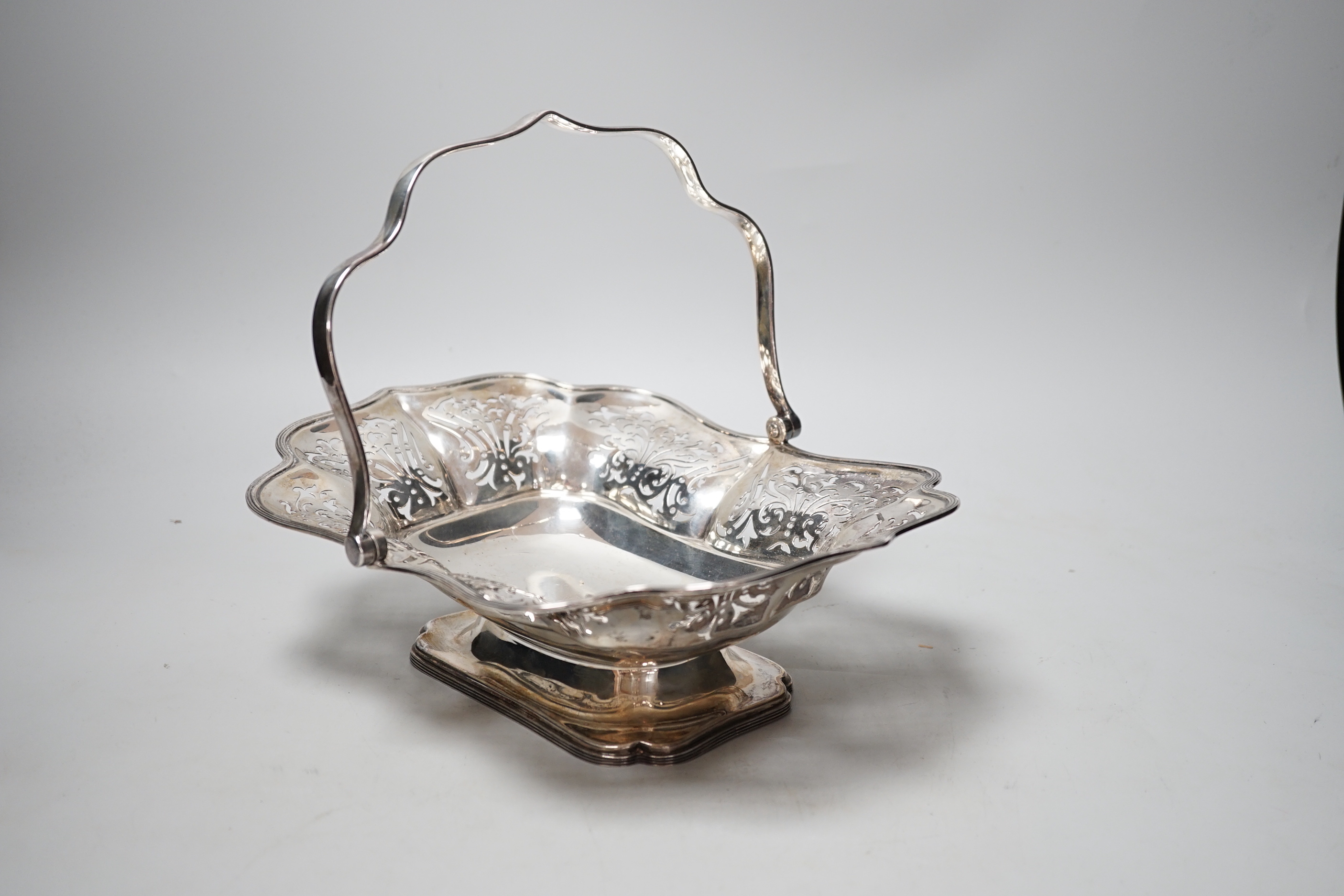 An Edwardian pierced silver bread basket, Atkin Brothers, Sheffield, 1904, 27cm, 20.9oz.